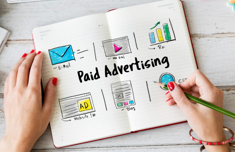 caderno com a escrita ao meio "paid search" para campanhas pagas