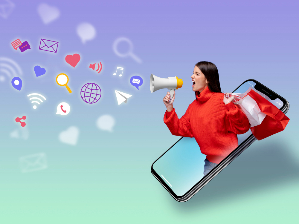 mulher com mega fone e redes sociais